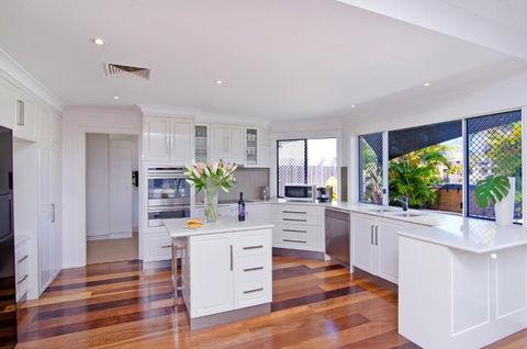 SEACLUSION 5 Bed Waterfront, Sleeps 12 - Accommodation Gold Coast 1
