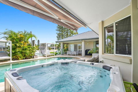 SEACLUSION 5 Bed Waterfront, Sleeps 12 - Accommodation Gold Coast 3