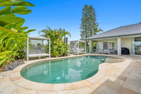 SEACLUSION 5 Bed Waterfront, Sleeps 12 - Accommodation Gold Coast 2