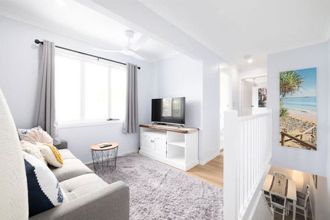 Serene Southport Getaway Walk To Beach Shops - Accommodation Gold Coast 0