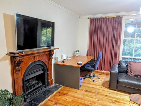 Spacious, Modern & Stylish Vacation Home - Accommodation Gold Coast 2
