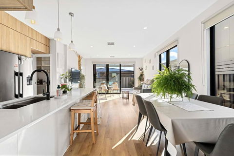 Spacious Urban Oasis In Throsby Canberra - Accommodation Gold Coast 0