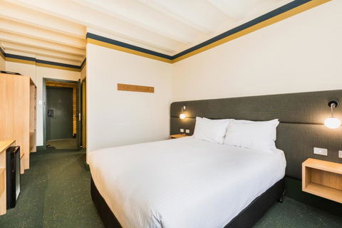 Statesman Hotel - Accommodation Gold Coast 0