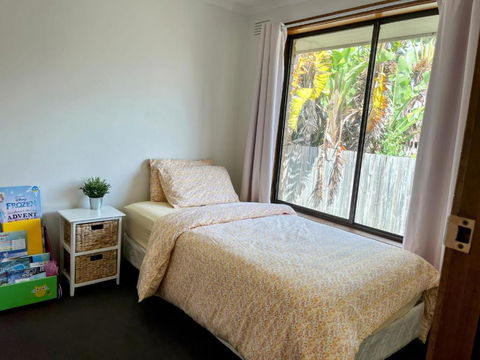 Stay Next To Train Station! Melbourne CBD 12 Km! - Accommodation Gold Coast 3