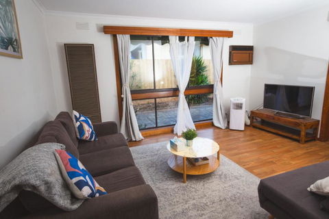 Stay Next To Train Station! Melbourne CBD 12 Km! - Accommodation Gold Coast 0