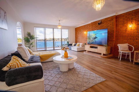 Stunning Waterfront Place With Swimpool, Harbour View And Free P - Gold Coast 4U 2
