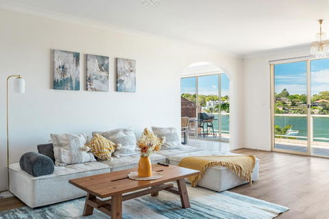 Stunning Waterfront Place With Swimpool, Harbour View And Free P - Gold Coast 4U 0