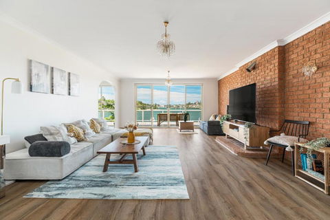 Stunning Waterfront Place With Swimpool, Harbour View And Free P - Gold Coast 4U 1