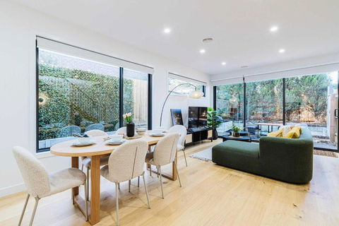 Stylish 4BR Family Townhouse With Private Courtyard - Accommodation Gold Coast 0