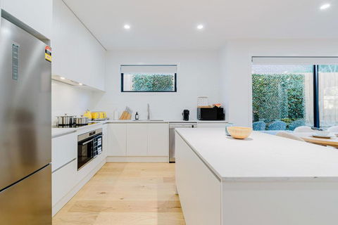 Stylish 4BR Family Townhouse With Private Courtyard - Accommodation Gold Coast 1