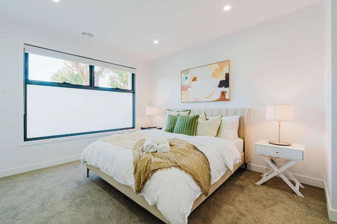 Stylish 4BR Family Townhouse With Private Courtyard - Accommodation Gold Coast 2