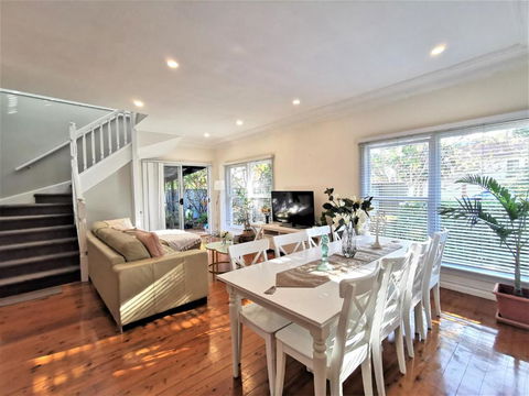 Sydney Meets Miranda, Comfy 4 Bedrooms Corner House - Gold Coast 4U 2