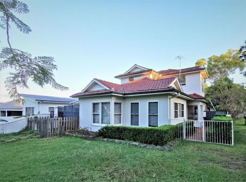 Sydney Meets Miranda, Comfy 4 Bedrooms Corner House - Gold Coast 4U 1