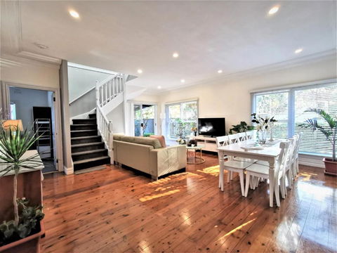 Sydney Meets Miranda, Comfy 4 Bedrooms Corner House - Gold Coast 4U 0