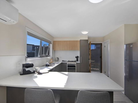 T Bar On Twynam - Modern 2BR Apartment L WiFi L Netflix L BBQ L Smart TV L Air-Con - Accommodation Gold Coast 3