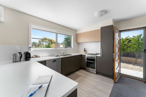 T Bar On Twynam - Modern 2BR Apartment L WiFi L Netflix L BBQ L Smart TV L Air-Con - Accommodation Gold Coast 0