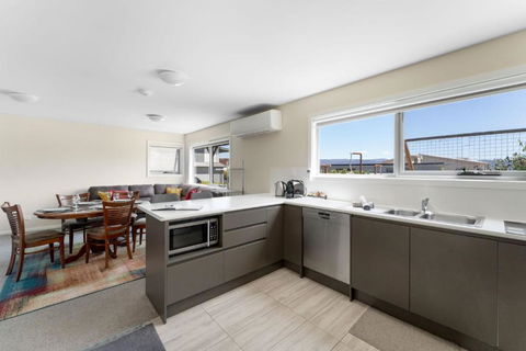 T Bar On Twynam - Modern 2BR Apartment L WiFi L Netflix L BBQ L Smart TV L Air-Con - Accommodation Gold Coast 1
