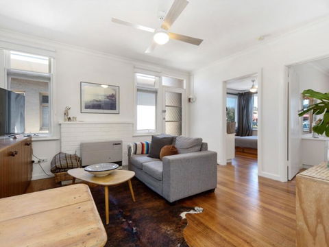 Beachside Apartment - Accommodation Gold Coast 1
