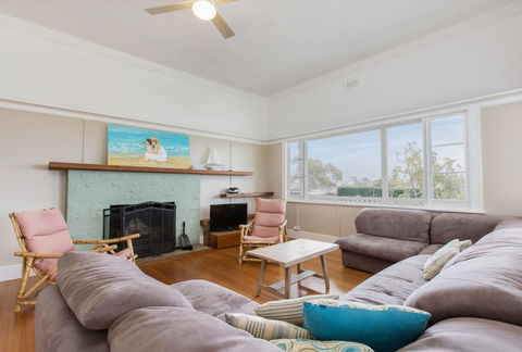 BEACHSIDE GETAWAY - DROMANA - Accommodation Gold Coast 1
