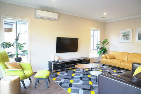 Beautiful House In Melbourne Southwest - Accommodation Gold Coast 1