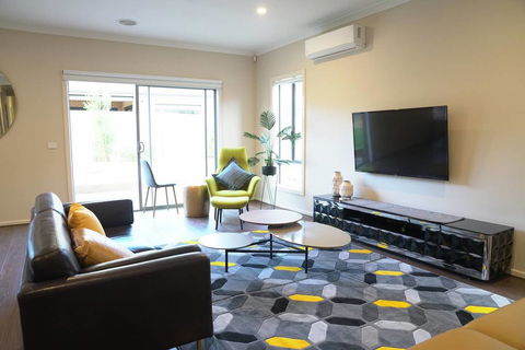 Beautiful House In Melbourne Southwest - Accommodation Gold Coast 3
