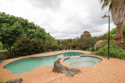 Beautiful Resort Retreat Villa In The Yarra Valley - Entertainer's Delight - Accommodation Gold Coast 3