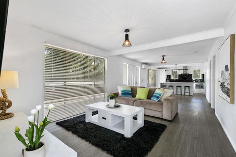 BEAUTY AND THE PEACE - INLET SIDE - 1 Gold Coast 3