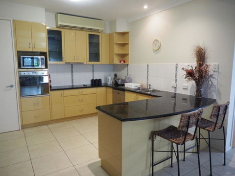 Bed And Breakfast With Airport Transfers And Rental Car - Gold Coast 4U 1