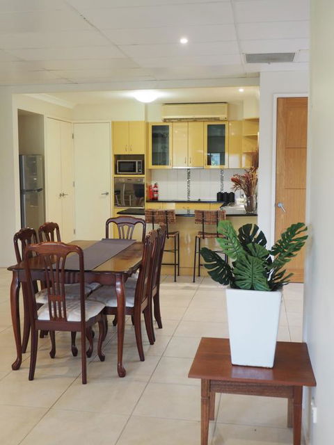 Bed And Breakfast With Airport Transfers And Rental Car - Gold Coast 4U 0