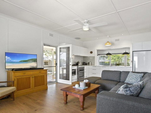 Bellevue - Overlooking Serene Lake Woolumboola - Accommodation Gold Coast 3