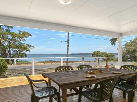 Bellevue - Overlooking Serene Lake Woolumboola - Accommodation Gold Coast 0