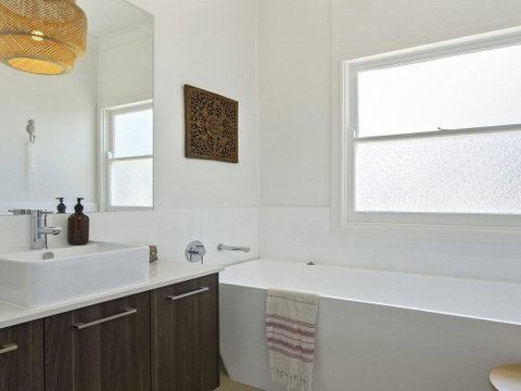 Bellevue - Overlooking Serene Lake Woolumboola - Accommodation Gold Coast 2