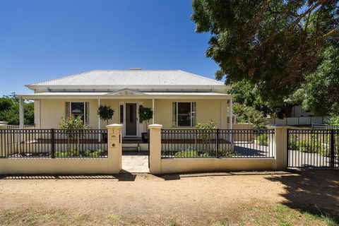 Berkeley Street Townhouse - Gold Coast 4U 0