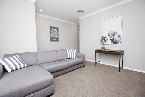 Best Central Wagga Townhouse - Accommodation Gold Coast 3