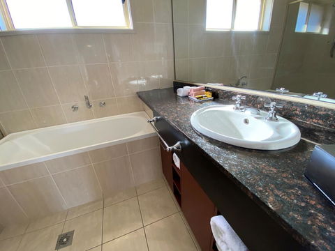 Best Western Plus All Settlers Motor Inn - Gold Coast 4U 2