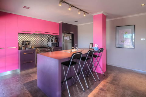 Birdland - Bold, Unique And Modern - Gold Coast 4U 0