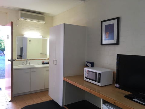 Bishops Lodge Narrandera - Accommodation Gold Coast 3