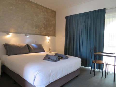Bishops Lodge Narrandera - Accommodation Gold Coast 2