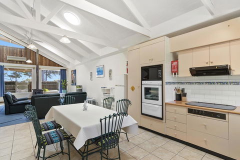 Black Dolphin Waterfront Townhouse - Bay Views - Accommodation Gold Coast 3