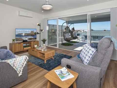 Blue Pelican - Pacific Views, Walk To Beach - Gold Coast 4U 1