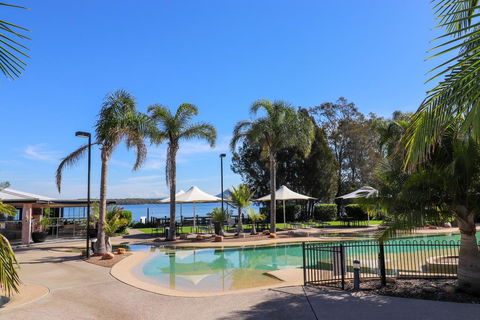 Bluewater Executive Villa In Raffertys Resort - Gold Coast 4U 0