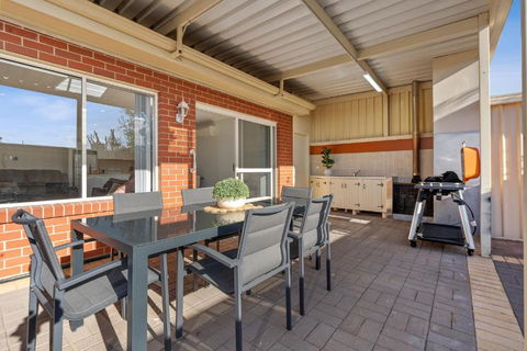 The Shamrock House A - Accommodation Gold Coast 1