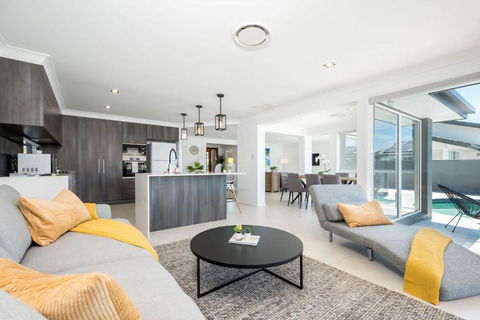 Waterfront Resort Style Retreat Runaway Bay - Accommodation Gold Coast 1