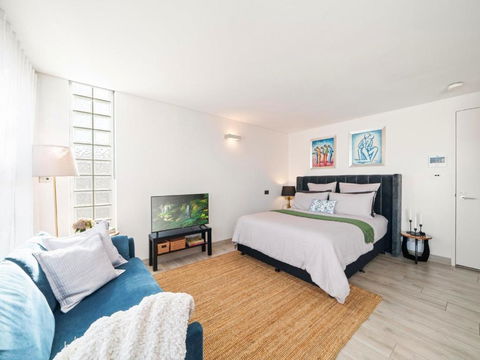 XQ Collection La Casa De Frida - Modern Studio With Balcony - Accommodation Gold Coast 3