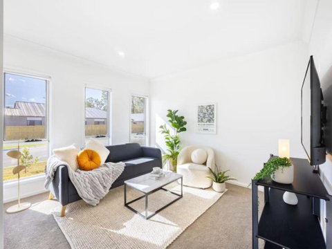 Well-decorated 4BR Family Home Steps To Mall - Accommodation Gold Coast 0