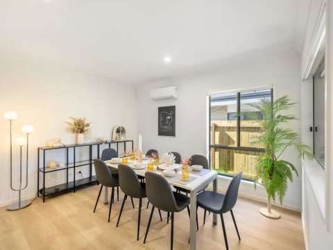 Well-decorated 4BR Family Home Steps To Mall - Accommodation Gold Coast 1