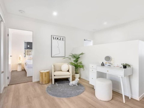 Well-decorated 4BR Family Home Steps To Mall - Accommodation Gold Coast 3