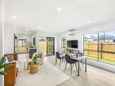 Well-decorated 5BR Family Home - Accommodation Gold Coast 1