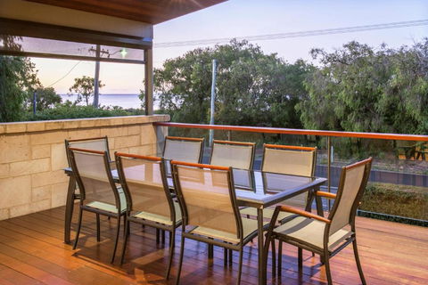XYZ Holiday Home - Accommodation Gold Coast 3