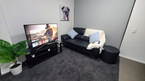 Zen Vibe, Entire Apt, With Study Room, Wifi, Central, Cafe - Accommodation Gold Coast 3